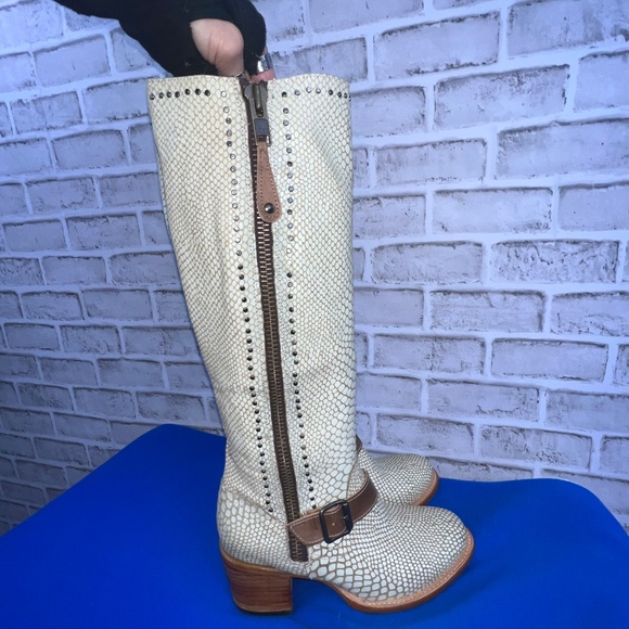 🦅NEW |•FREEBIRD BY STEVEN•| Carson White Snake Knee High Boots Size 8 - Picture 2 of 16